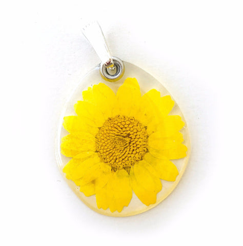 Yellow daisy pendant
